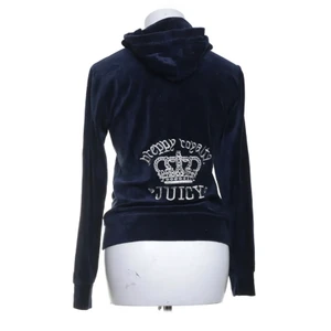 Kofta  - En juicy kofta mörkblå. Lånade bilder eftersom att den är för stor på mig. Men du kan kontakta för flera bilder☺️