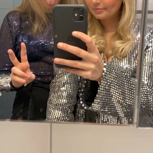 Glittrig klänning - Fin glittrig klänning från Linn Ahlborgs kollektion, endast använd två gånger💖