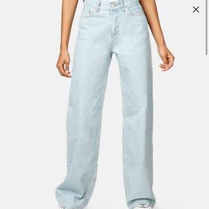 Säljer dessa jeans från junkyard helt oanvända!!! Superfräscha och snygga inför sommaren!! Storleken passar small och medium, är 173 och passar mig på längden. Köparen står för frakten eller så kan vi förhandla!