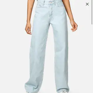 Säljer dessa jeans från junkyard helt oanvända!!! Superfräscha och snygga inför sommaren!! Storleken passar small och medium, är 173 och passar mig på längden. Köparen står för frakten eller så kan vi förhandla!