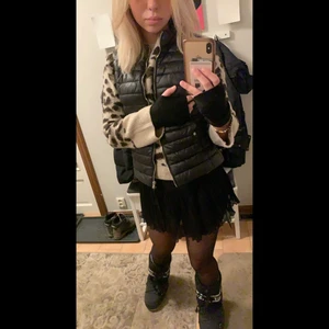 snygg väst - Snygg svart väst köpt i prag som passar perfekt nu till våren. Pris på spårbar frakt tillkommer. Även tröjan är till salu i annan annons.