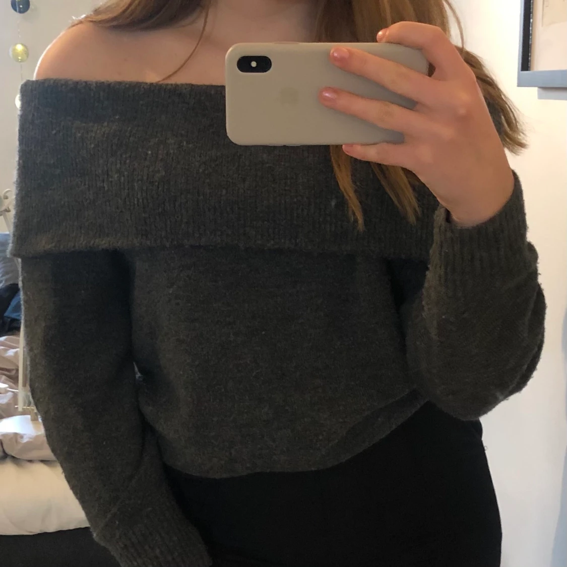 Mörkgrå off-shoulder tröja
