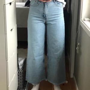 Zara jeans  - Högmidjade korta jeans från zara. Knappt använda då jag inte gillade passformen. 