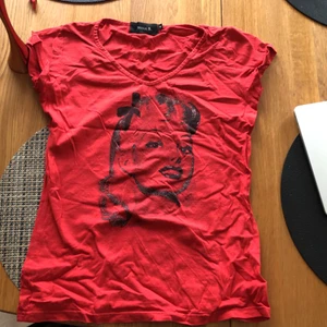 T-shirt - Det är ganska liten i storleken men även strectig. Har bara använt den 2 ggr. Den är skrynklig men det man kan bara stryka bort .💗