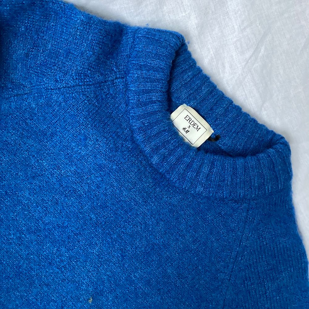 đ WONDERFUL BRIGHT ELECTRIC BLUE KNIT MENâS JUMPER WITH ROUND NECK. COZY AND WARM âą SIZE - M / EU 38 âą BRAND - H&M x ERDEM âą MATERIAL - MY MEASUREMENTS âą Height 161cm / 5'3