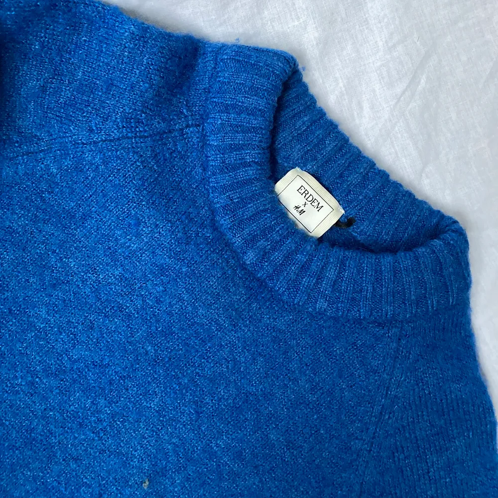 🌊 WONDERFUL BRIGHT ELECTRIC BLUE KNIT MEN’S JUMPER WITH ROUND NECK. COZY AND WARM  • SIZE - M / EU 38 • BRAND - H&M x ERDEM • MATERIAL -  MY MEASUREMENTS • Height 161cm / 5'3