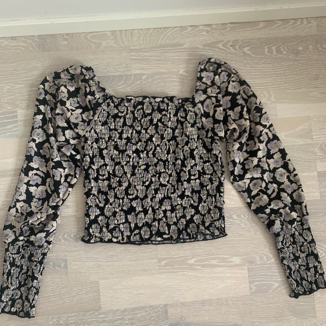 Blommig blus storlek 36
