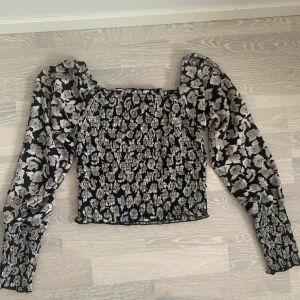 Blommig blus storlek 36 - Hej jag säljer min blommiga blus från Nelly, jag är 165 cm lång och på mig passar den jättebra.🌸🌸