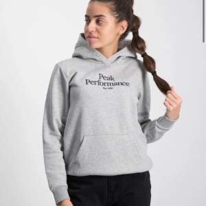 Ej min bild, säljer peak hoodie som denna fast med vit text bilder skickas på önskan 💘 vad jag vet finns den ej att köpa längre där av jag ej finner någon bra bild. Ej min stil längre där av att jag säljer den 