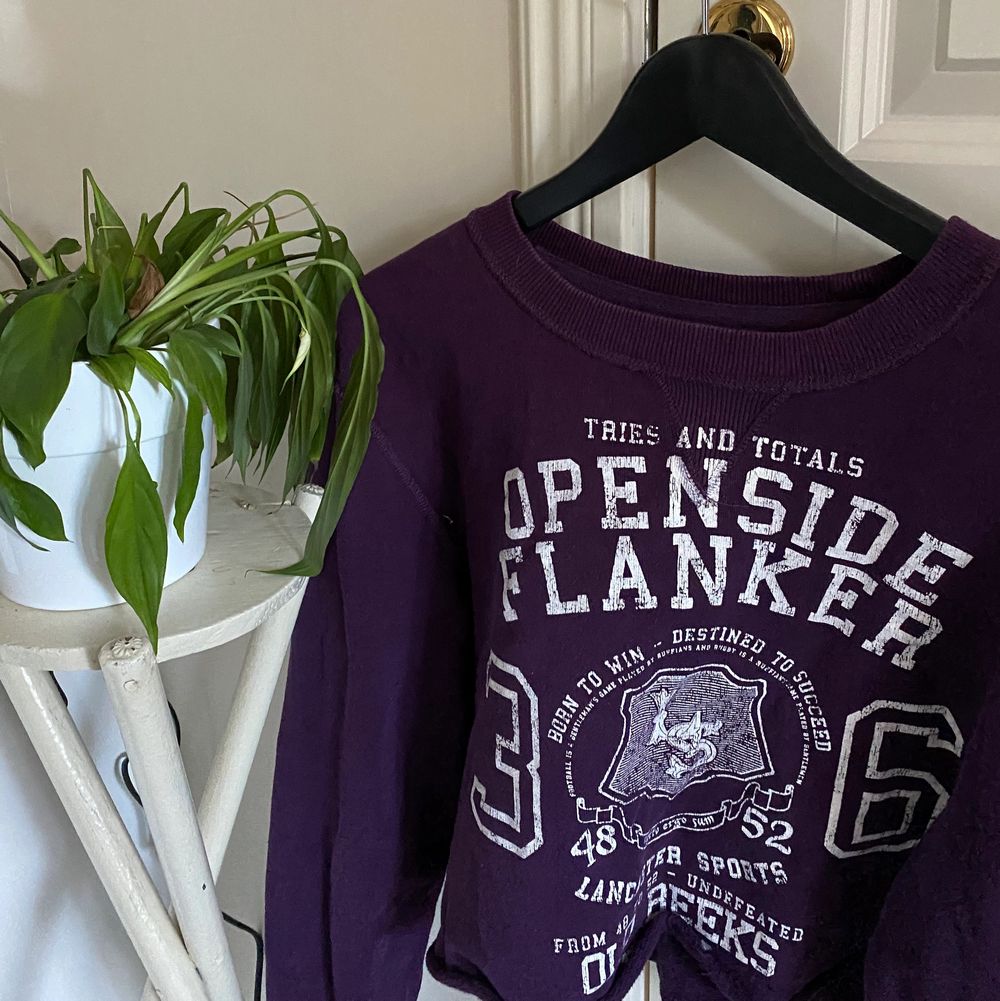 Säljer mina fina mörk lila tröja med stort tryck💜💜 den är en kroppad sweatshirt och har fin passform✨✨ inget fel på den alls, skriv vid intresse💜. Toppar.