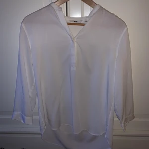 Blus från UNIQLO - Super bra skick, använd bara 4 ggr typ. Så klassisk att den passar till allt! Sitter på väldigt fint🤩 priset inkluderar frakten! 