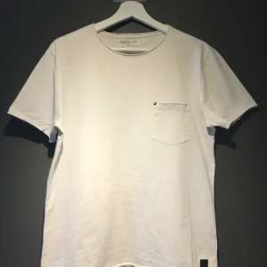 Vit t-shirt - Säljer en basic vit t-shirt, fint skick ock använd max 10 tillfällen.