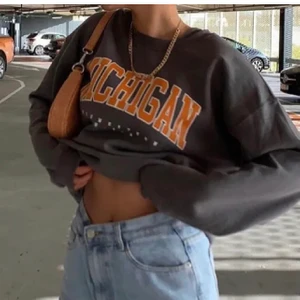 Sweatshirt - Supersnygg sweatshirt från missguided. Använd ett fåtal gånger därav är den i iprincip nyskick! Den är i storlek S men är perfekt mycket oversized i modellen<3 buda köp direkt för 300kr