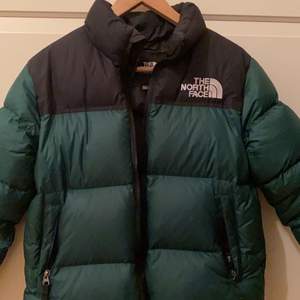 Grön The North Face puffer jacket 700! köparen står för frakten. Jackan har en liten skada. Den är såklart äkta. 
