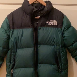 Grön the north face jacka - Grön The North Face puffer jacket 700! köparen står för frakten. Jackan har en liten skada. Den är såklart äkta. 