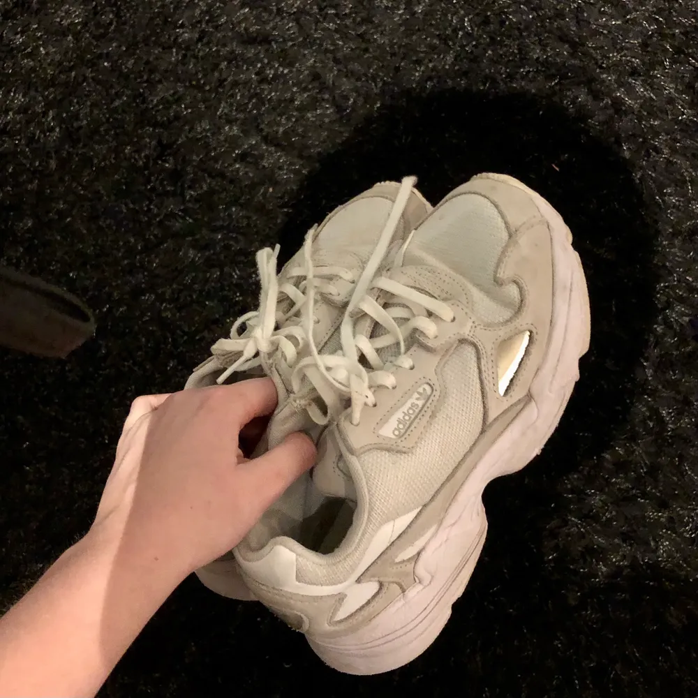 Säljer mina använda Adidas Falcon i stl 38 för 350 + frakt. Köpte dom för 1100🥰. Skor.