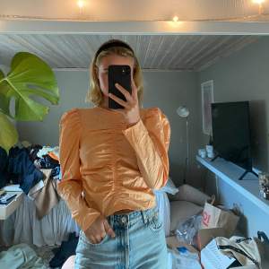 Orange blus från Gina tricot, aldrig använd ❤️