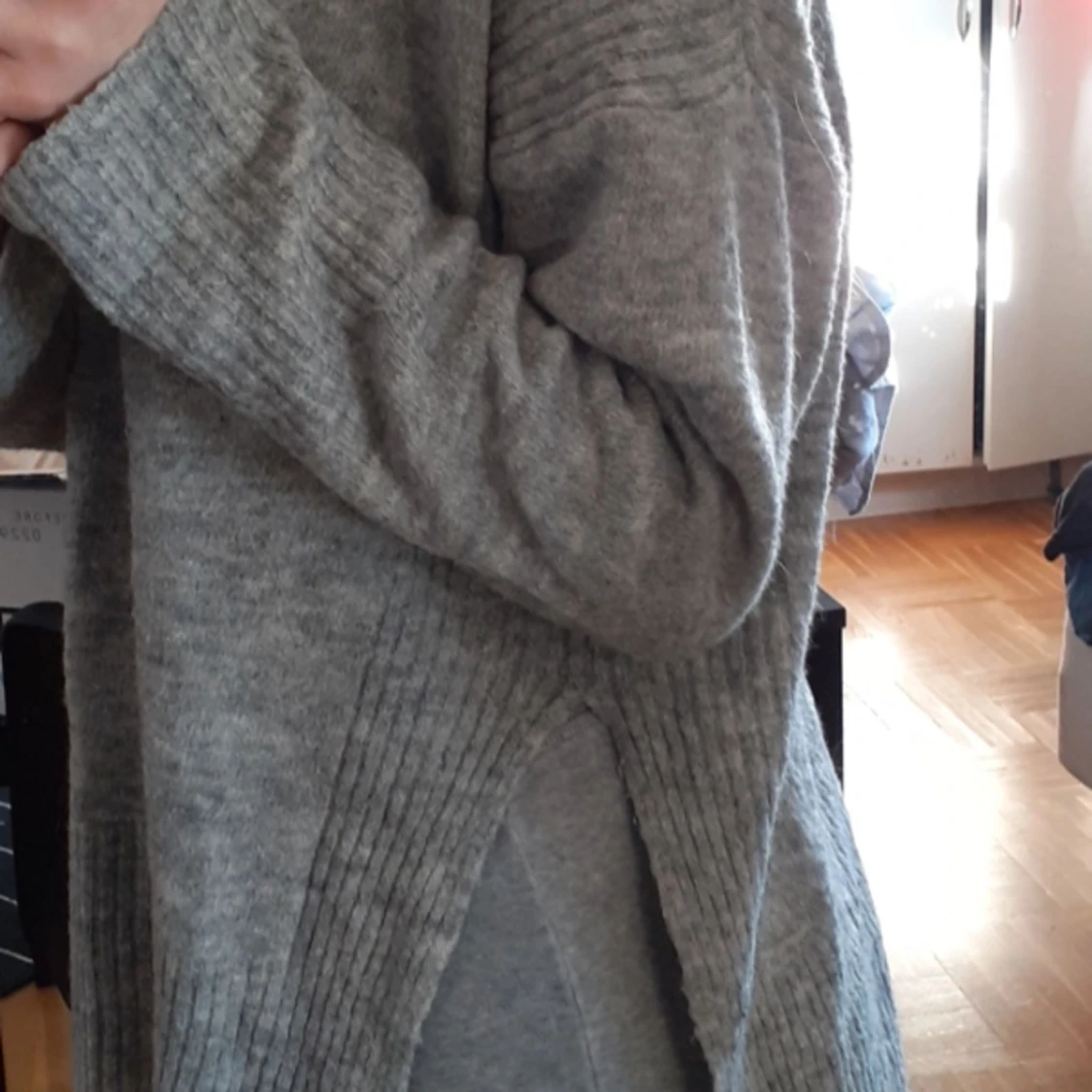 stickad tröja, grå. 