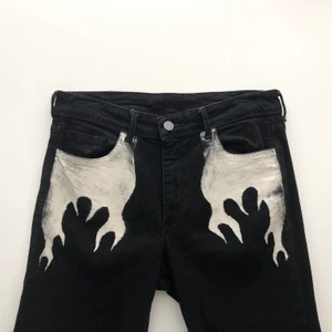 Jeans med eget tryck - Jeans med egengjort tryck i bra skick! Skriv vid intresse och betalning sker via Swish💜 ❗️NU HAR VI UTFÖRSÄLJNING PÅ ALLA PLAGG PÅ VÅR SIDA ❗️