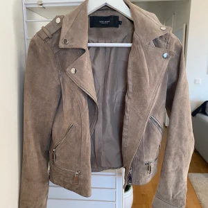 Mocka jacka - Säljer min jätte fina beiga mocka jacka pga att jag inte använder den längre. ( med fickor ) Den är köpt på vero Moda för 900kr förra sommaren. Den är skit fin passar till alla färgkombinationer. Vid intresse kan fler bilder skickas. Skick : 9/10  vid snabb affär kan priser sänkas. 100% läder.