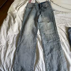 Ett par helt nya raka jeans! Är i storlek 42 men skulle säga att dem är mellan storlek 38/40. 🤎 kolla gärna in fler saker jag säljer!0