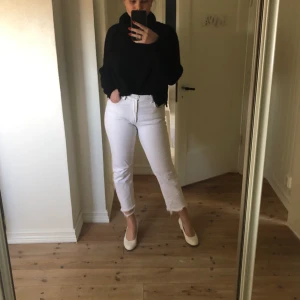 Zara jeans  - Snygga högmidjade vita jeans ifrån zara med fransar längst ner. Dom är i väldigt fint skick och säljs pga att de tyvär inte passar längre. Jag är 175 cm lång och brukar ha storlek M, men vet att de sitter väldigt snyggt på min kompis som är 165 cm. Frakt tillkommer!🌸