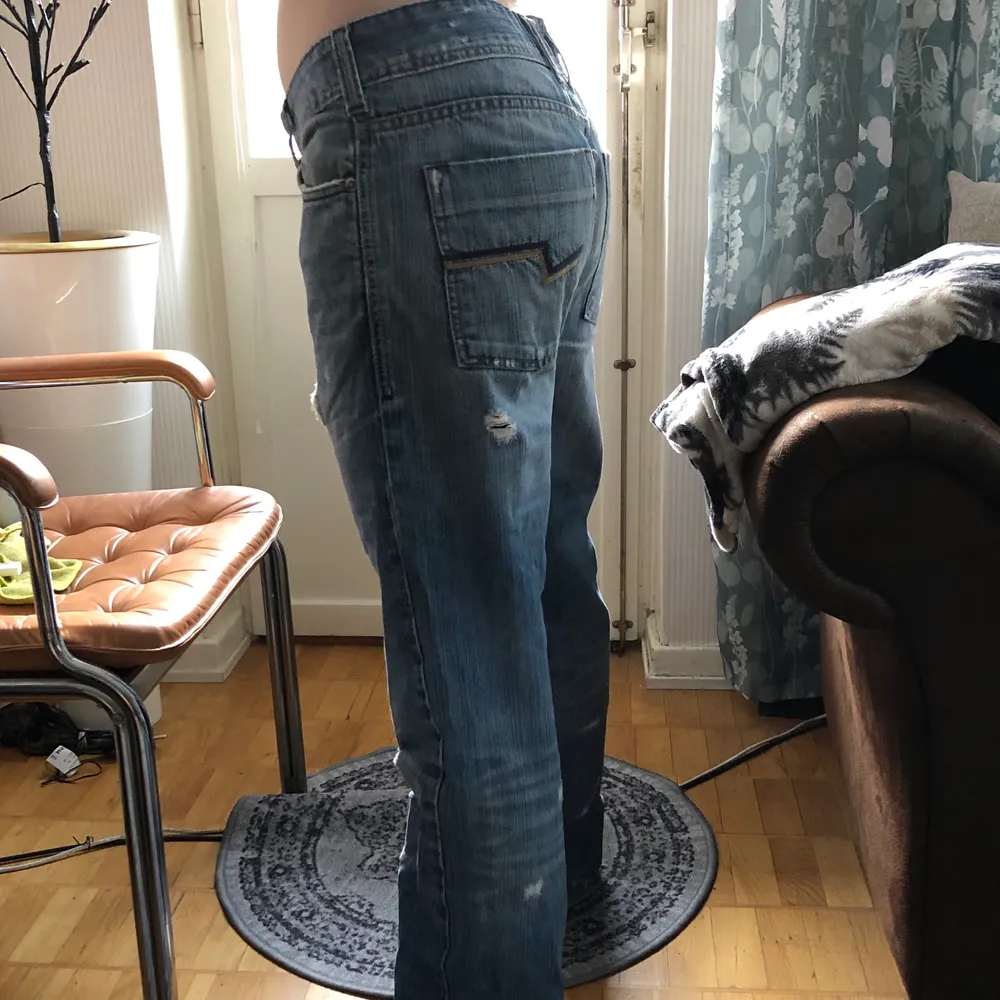 Balla lågmidjade jeans med coola småslitningar här och där😇. Jeans & Byxor.