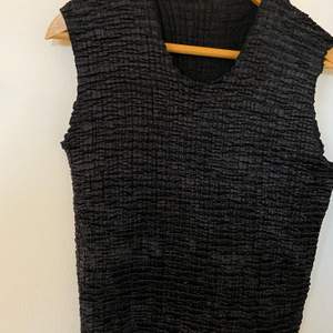 Snygg svart väst i plisserat material, fin över en skjorta, blus eller T-shirt 😍 köparen står för frakt 