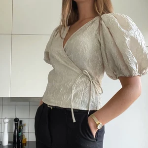 Blus från & Other Stories  - Omlottblus med stora puffärmar. Använd endast 2 gånger av mig! Nypris ca 700 kr. Köparen står för frakten!🍦