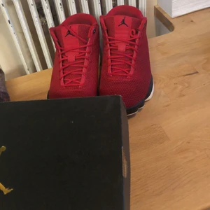 Jordans - Tjena säljer nu mina Jordan Horizon Low som jag köpte för ungefär 3 år sen på footlocker i Oslo👟. Dom är i relativt bra skick ungefär 7,5/10 skulle jag säga, några frågor bara att skriva till mig😁🔌