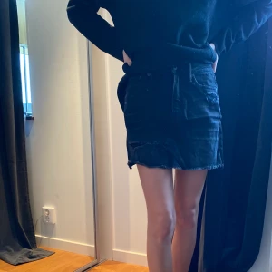 Svart jeanskjol - Köpare står för frakt