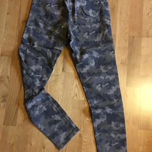 Camoulage jeans - Riktigt snygga camouflage stretchjeans, strl M, midjemått 78 cm, längd ben innermått 110 cm, ben yttermått 130 cm Frakt tillkommer 