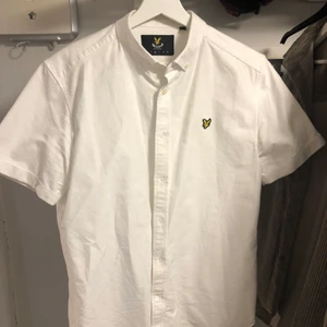 Lyle & Scott kortärmad skjorta, vit - Lyle & Scott kortärmad skjorta, vit. Condition: 7/10
