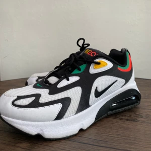Nike Air Max 200 - Nike Air Max 200 storlek 43 (EU). Förmodligen så nära nyskick som möjligt då de endast är använda 2 gånger. Hör av för mer information!