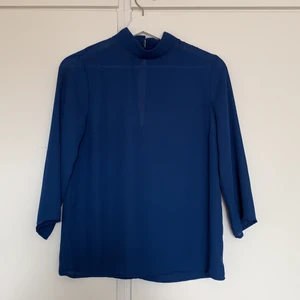 Blus  - En jättefin och luftig blå blir från Gina tricot. En av gummibanden till knapparna är sönder men går enkelt att fixa.