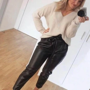 Glamorös Byxor - (Ingen frakt).  Helt nya, storlek S och kommer med bälte