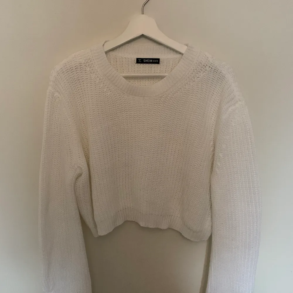 En vit stickad tröja som kommer från SHEIN. Finns endast i en storlek och säljs inte mer, använd en gång och personligen är den för tunn. Relativt kort🌸 Köparen står för frakten💗. Stickat.