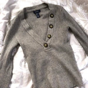 Mysig v-ringad tröja  - Så skön och fin tröja från Forever 21 i mysigt och stretchigt material. Den är endast använd ett fåtal gånger så i mycket fint skick. Passar allt från xs-m då den är så pass stretchig. 