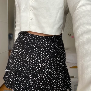Black Mini skirt - Kjol från zara, använd ett fåtal gånger, kommer med ett skärp av tyg som man ser på sista bilden, föredrar dock utan.
