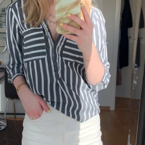 Randig blus - Randig blus/skjorta i linnematerial, perfekt till sommaren😍 Använd litegrann men fortfarande i väldigt bra skick💗