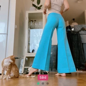 Unika exklusiva flared byxor  - One of a kind turkosa skräddarsydda byxor med 70’s vibe som jag köpte här på plick men var tyvärr för små.. så får tyvärr sälja vidare! Kvalitet byxor köpta på exklusiv second hand💙