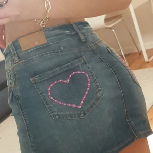 Jeans kjol - Superfin jeans kjol från gina tricot me skit snygga pärl/kristaller på. Beroende på hur ni vill den ska sitta kan den passa olika storlekar men är orginelt storlek 36. Köp direkt för 250 kr.