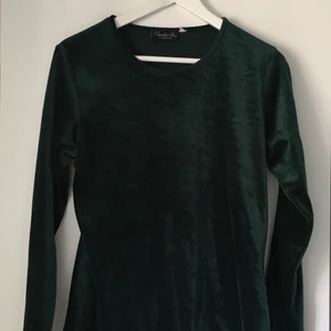 skogsgrön sammetströja - jättevacker och skön tröja i sammet! fin i kvaliten. fraktas till köparen. 