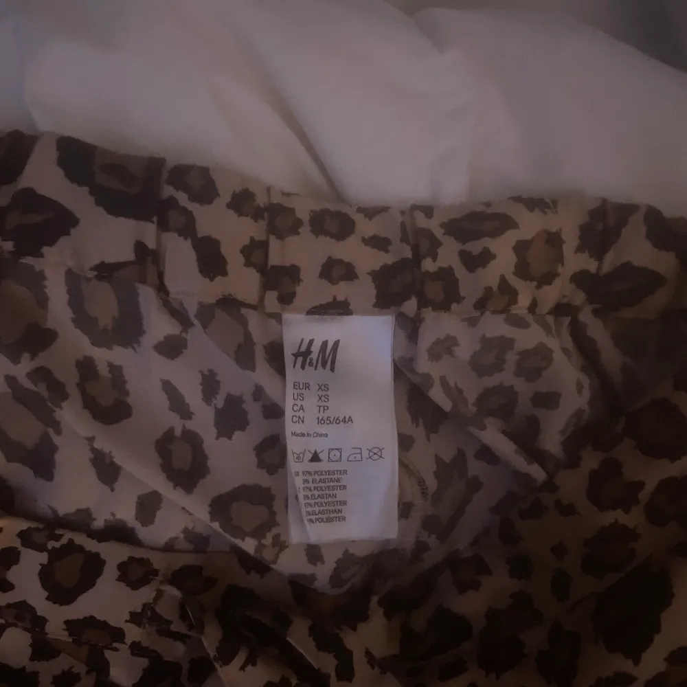 Ett par lågmidjade leopard pyjamasbyxor från h&m. Byxorna är i storlek XS och sitter vid ankeln på mig som är 1.69 lång. Byxorna har ett skönt material och är lite noppriga men inget man lägger märke till. Betalning sker via swish och fraktar spårbart som kostar 66kr! Hör av er vid funderingar eller vid intressen! . Jeans & Byxor.