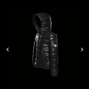 Moncler jacka - Säljer min jättefina moncler jacka i väldigt bra skick💜Skriv för fler/mina bilder, den är sparsamt använd och det finns inga tecken på slitage eller liknande. Den passar en xs/s Såklart äkta