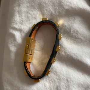 Syster P armband - Säljer ett syster P armband som är använt kanske 2 gånger