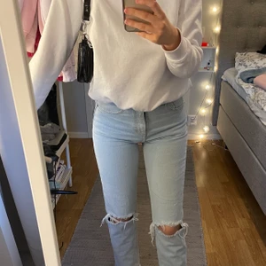 Zara jeans - Säljer dessa snygga jeans från zara i storlek 34 då dem inte kommer till användning längre. Dem är i jätte fint skick då dem enbart är använda några enstaka gånger, köparen står för frakten💕