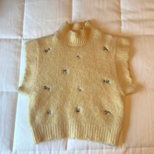 Stickad väst - Super fin väst från zara! Passar xs-m💛 högsta bud - inkl frakt 