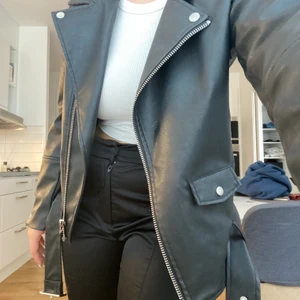 Skinnjacka - Säljer min älskade skinnjacka ifrån H&M i storlek S, jag är vanligtvis en XS/S och är 1,68, denna är större i storlek, och är oversized på mig 😊 fraktas eller möts upp, är fler inteesserade blir det budgivning. Superfint skick!!! 😊 HÖGSTA BUD är 340kr, bud gäller i kommentarerna och höjs med minst 10kr