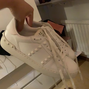 Valentino skor - ANNONSEN FINNS PÅ TRADERA, BUDA DÄR! Säljer mina super snygga valentinos då jag har för mycket skor, endast använda 2 gånger. Kvitto och dustbag finns. Köp direkt för 3000 eller buda från 2000❤️dessa är stora i storleken så passar från 36/38. Extra skosnören medföljer, Hör av er vid frågor ANNONSEN FINNS PÅ TRADERA, BUDA DÄR!